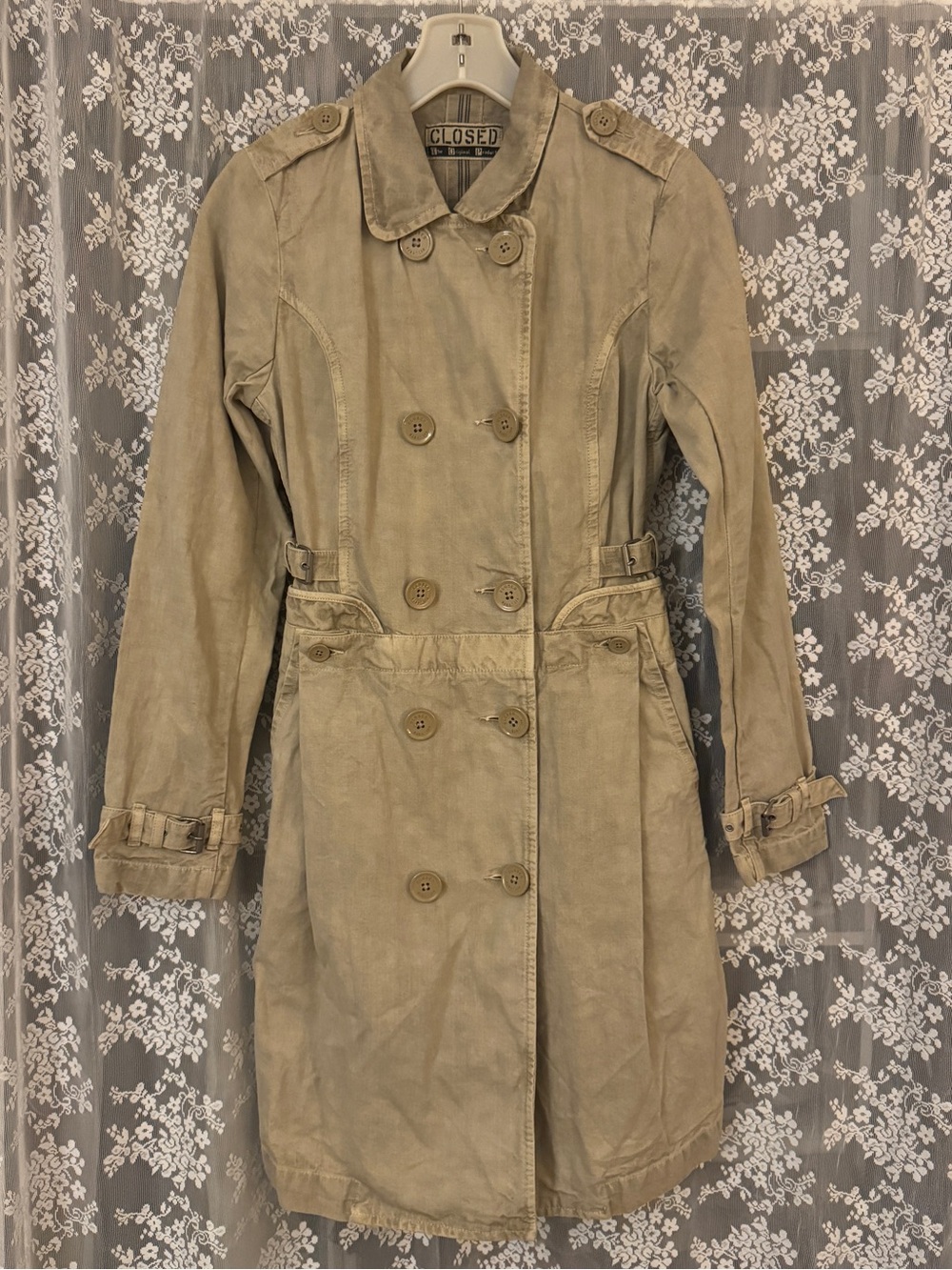 VINTAGE trench coat buttoned to the top ‼️
